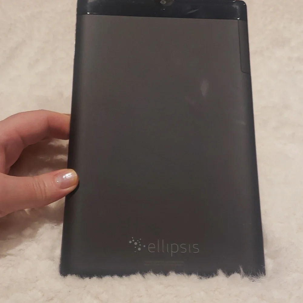 Small iPad black Ellipsis